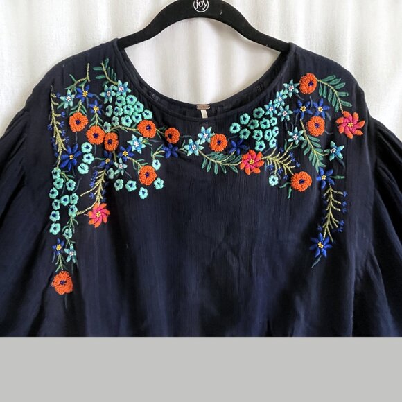 Women's blouse with wide sleeves, and embroidered flowers with beads. Size XS /M - Picture 3 of 7